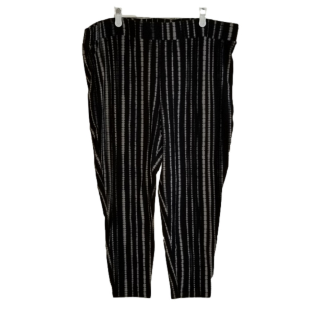 Torrid Stretchy Capris Label Reads Size 4